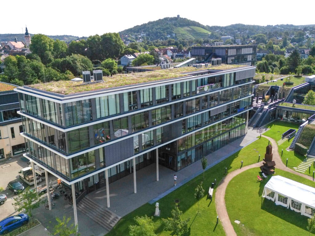 Innovatives Bürogebäude im Raumfabrik Stil mit Glasfassade und nachhaltigem Design.