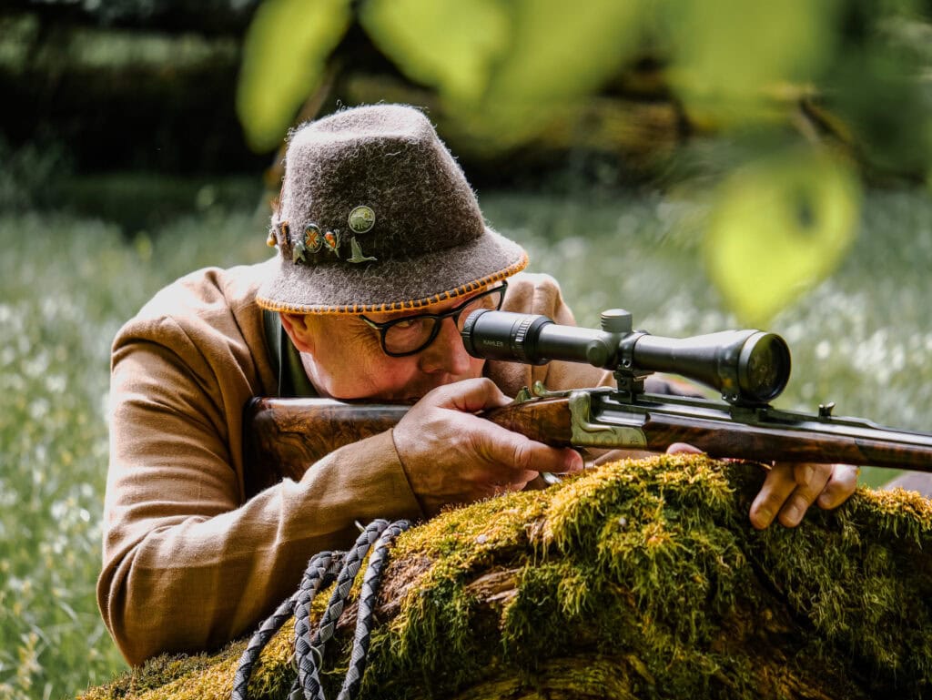 Ralph Paschen beim Schießen im Jagdhaus Wilhelmshöhe, Naturumgebung.