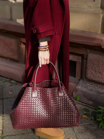 Damenhandtasche aus Leder mit Waffelmuster, perfekt für den Alltag und besondere Anlässe.